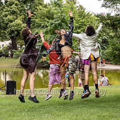 Cie Vilcanota - Short People